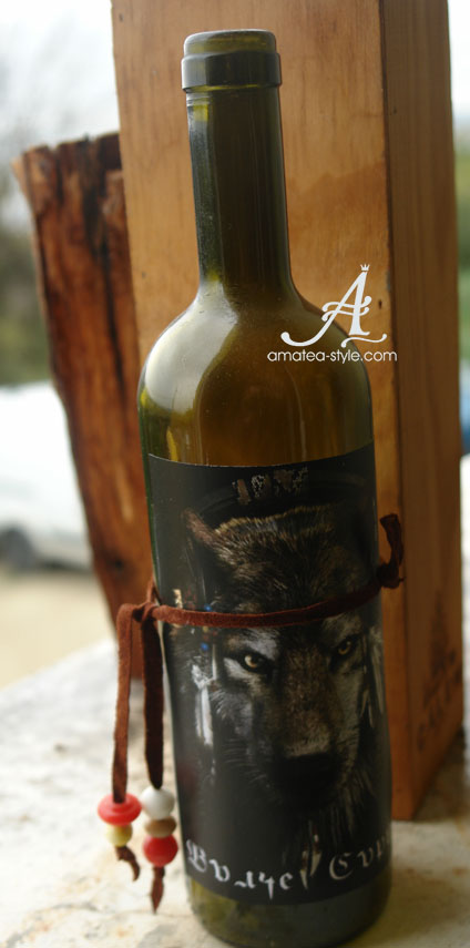 изненада подарък за мъж, декорирана бутилка вино вълк