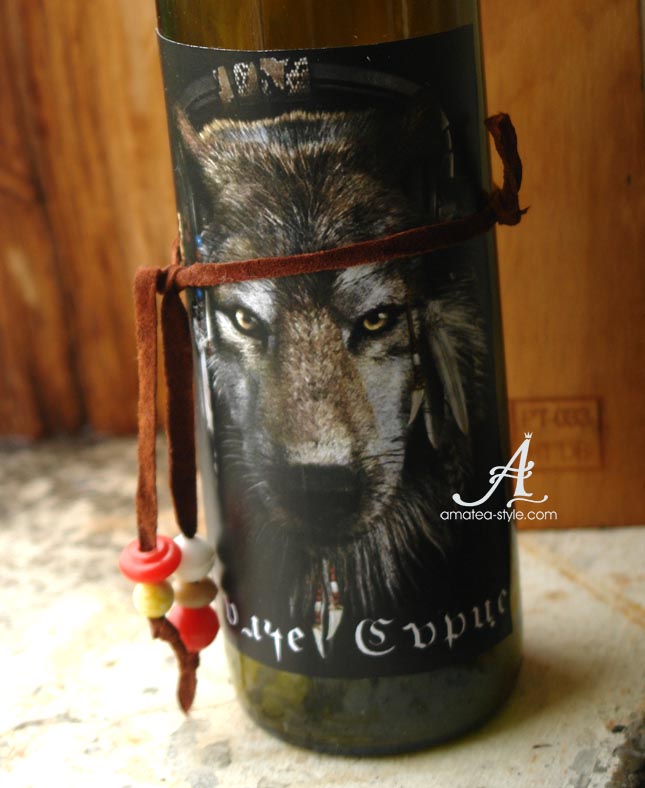 декорирана бутилка вино вълк